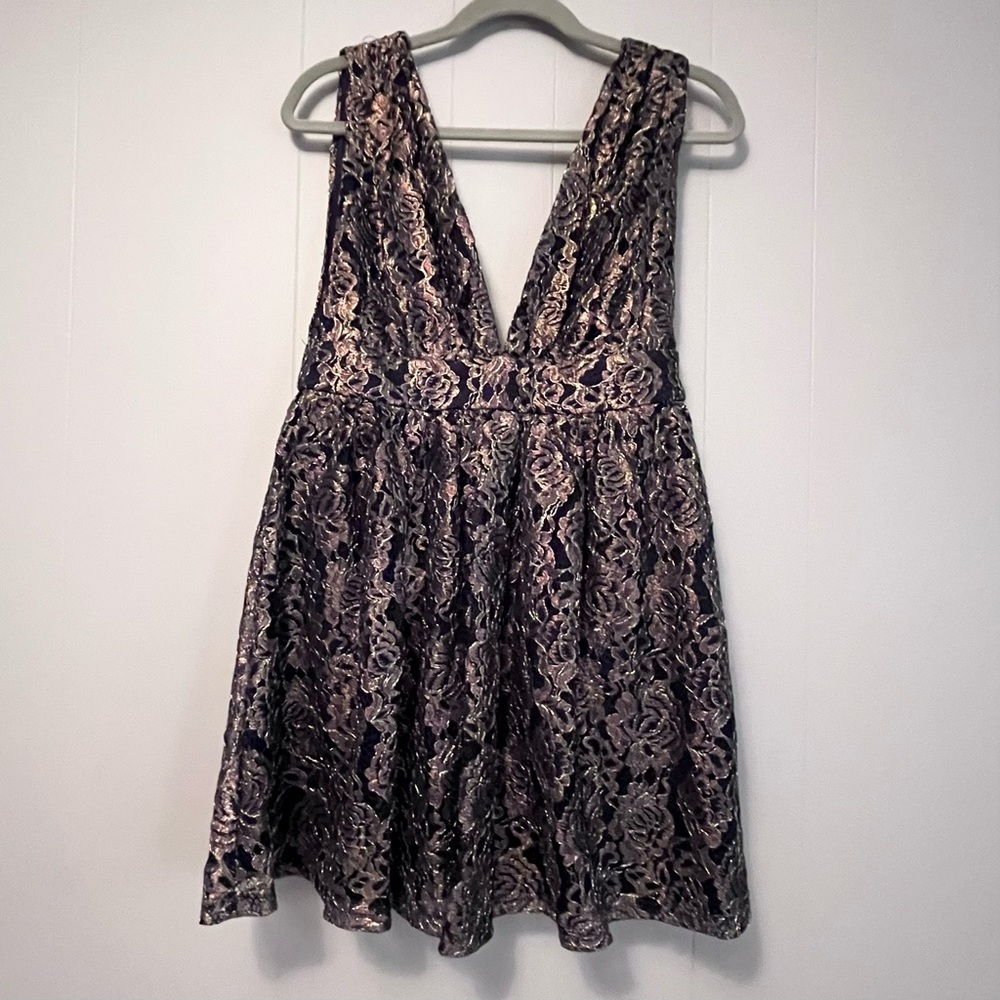 Lulu’s Mini Lace party dress size M deep V front and back gold tone lace